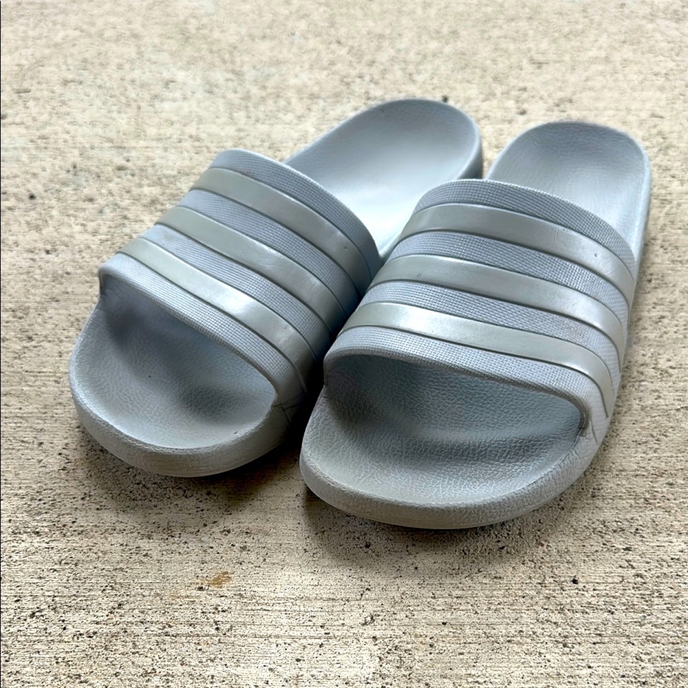 Adidas slides. Men’s eight or women’s 9.5.